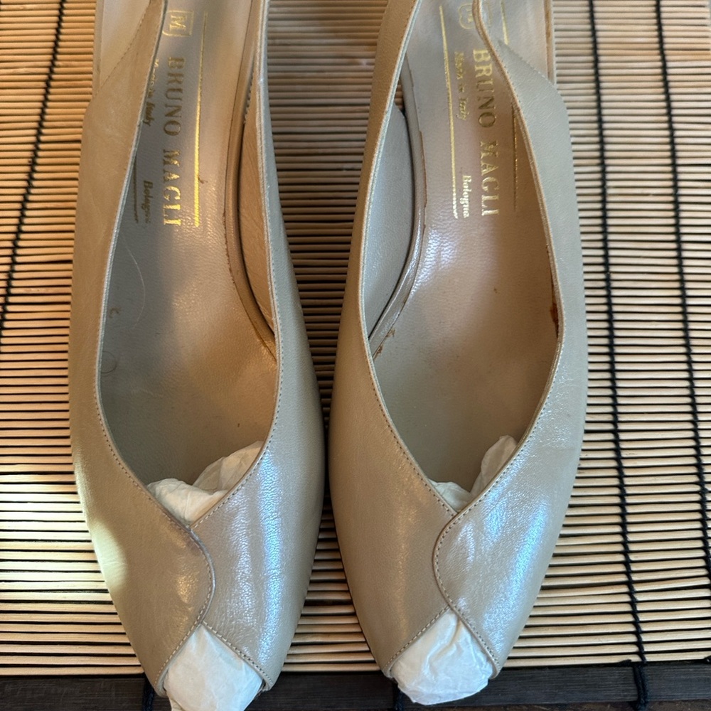 Vintage Bruno Magli Peep Toe Slingback  9 AAAA  Made in Italy  1980s
